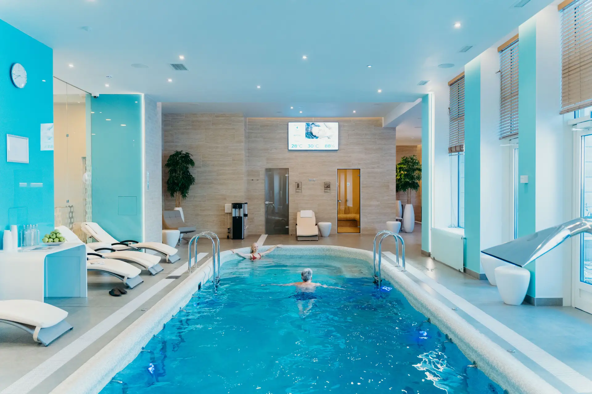 Piscine intérieure luxueuse du spa Seraphel